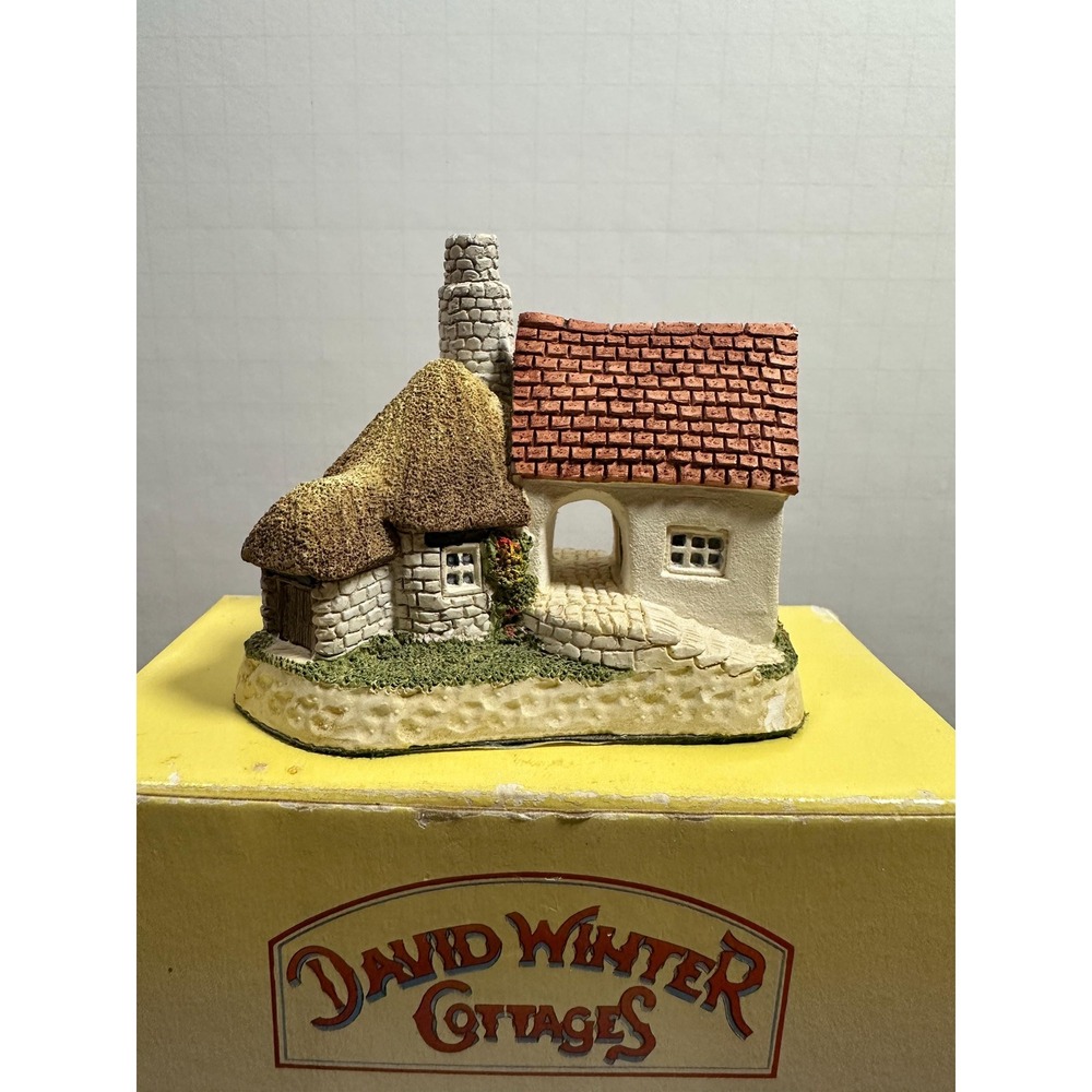 David Winter 1990 Pottery Cottage Figurine, Collectors Guild No. 8, Box & COA
